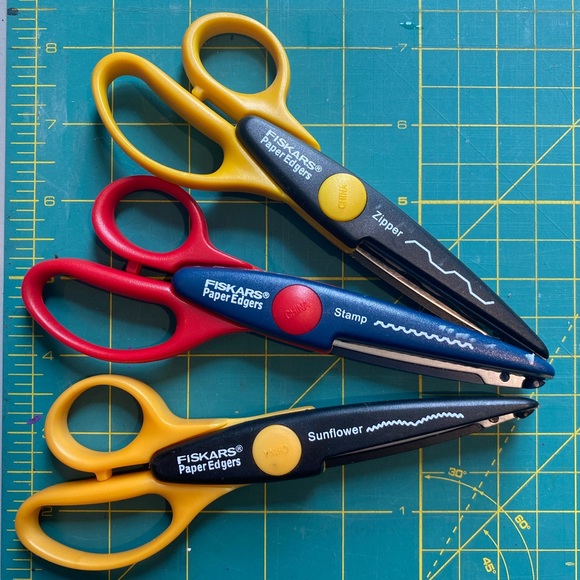 Set of Fiskars Paper Edge Scrapbooking Scissors - Picture 7 of 9